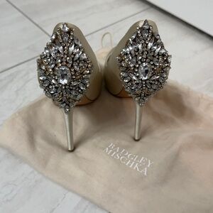 Badgley Mischka Sz 7 Kiara Ivory Satin Heels